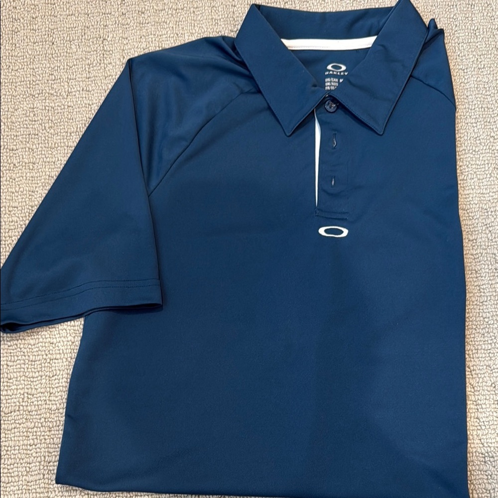 Oakley Blue Performance Polo Shirt with Moisture-Wicking Fabric